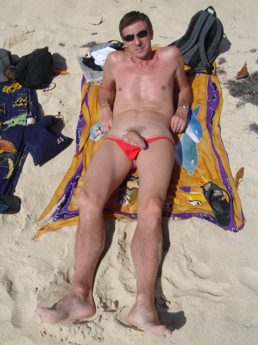 Des hommes nus et sexy sur la plage image photo