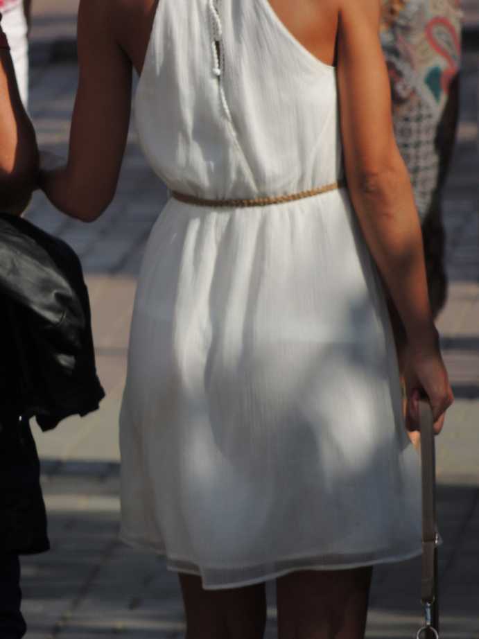 Белое просвечивающее платье